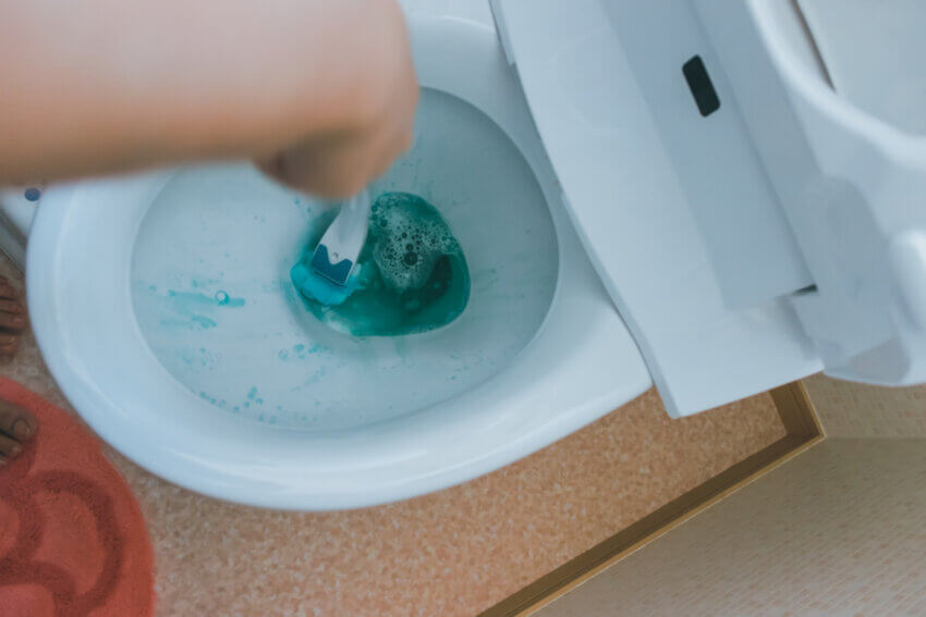 トイレのつまりを洗剤を使って自力で解消する方法