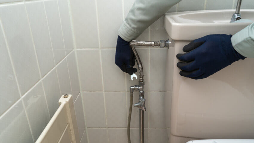 トイレの床からのじわじわ水漏れを止める方法