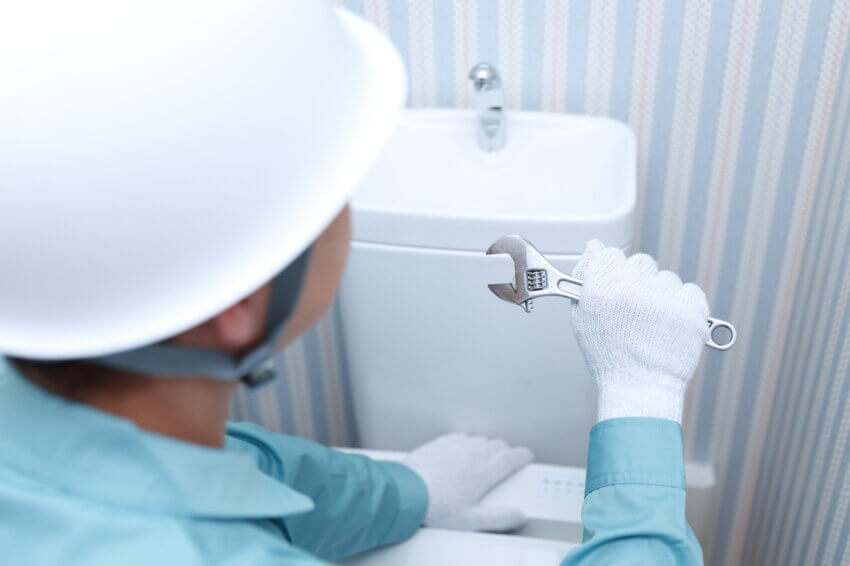 トイレの床の水漏れで業者に依頼すべきタイミングとは？