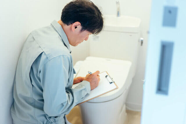 トイレの水漏れ修理をプロに依頼するタイミング