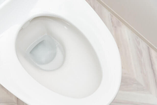 トイレの便器と床の間で水漏れが発生する原因は？