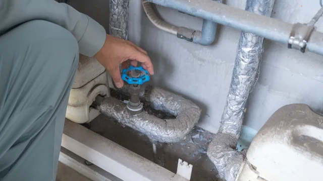 マンションで水漏れが起きたらまず何をすればいい?
