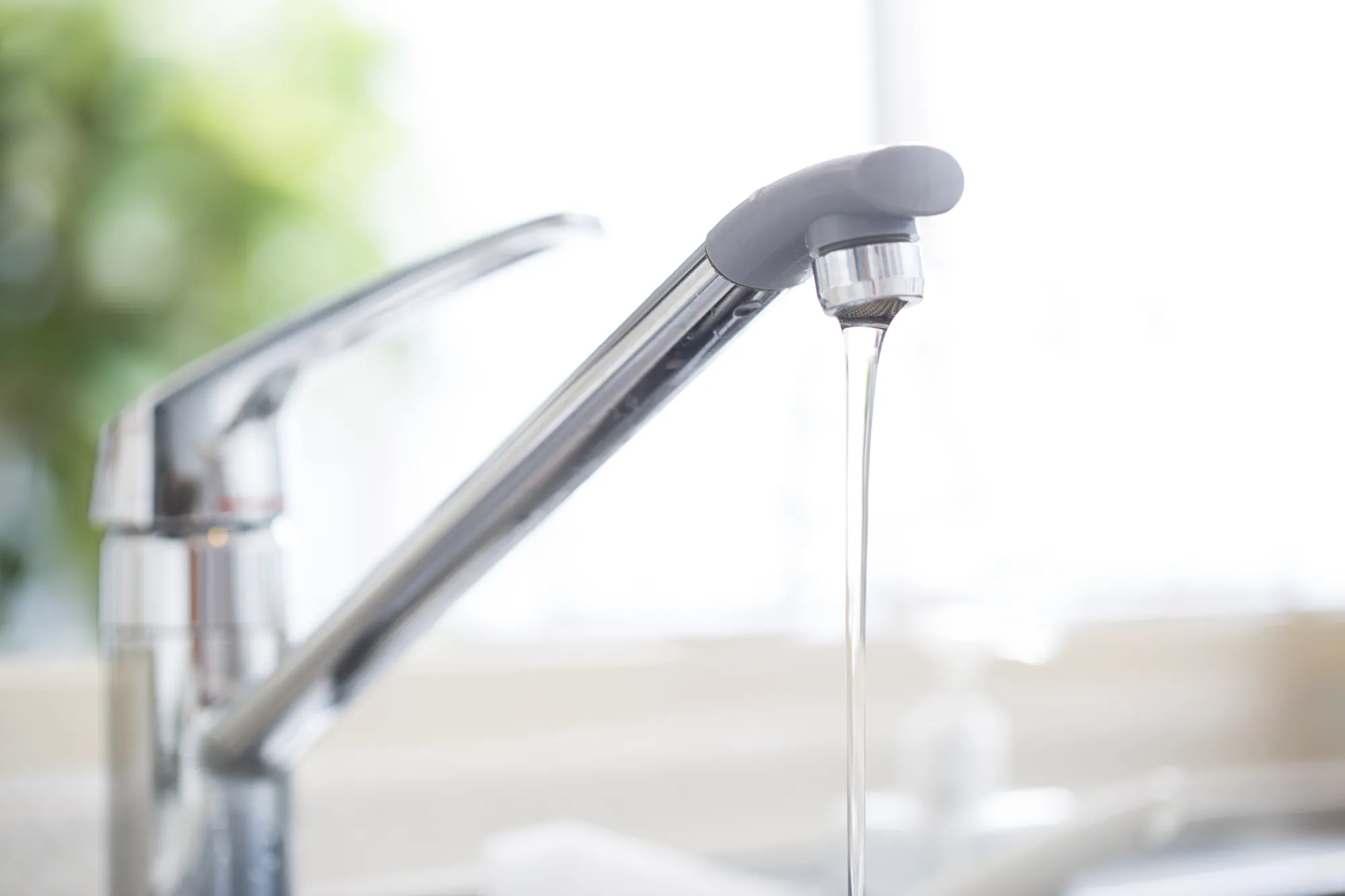 キッチンから水漏れする原因は？応急処置から業者選びと費用相場まで解説