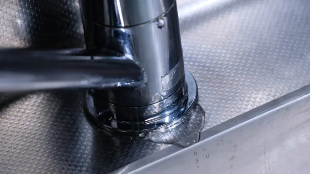 水漏れの原因を特定する：場所と症状別チェックリスト