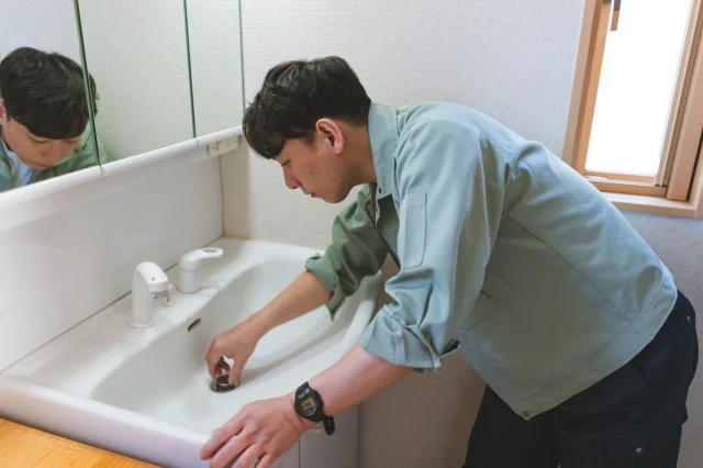 洗面台のつまり修理を業者に頼むと料金はどのくらい？