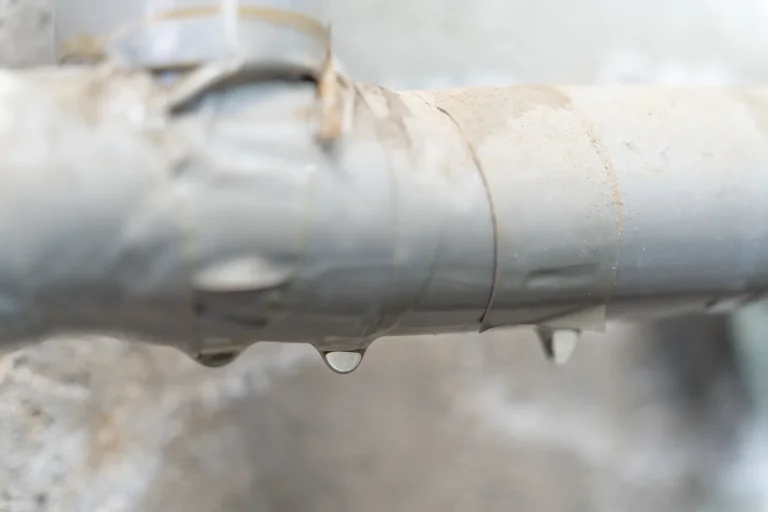 水道管・蛇口つなぎ目からの水漏れをプロが解説！原因と応急処置・自分で直す方法と費用は？