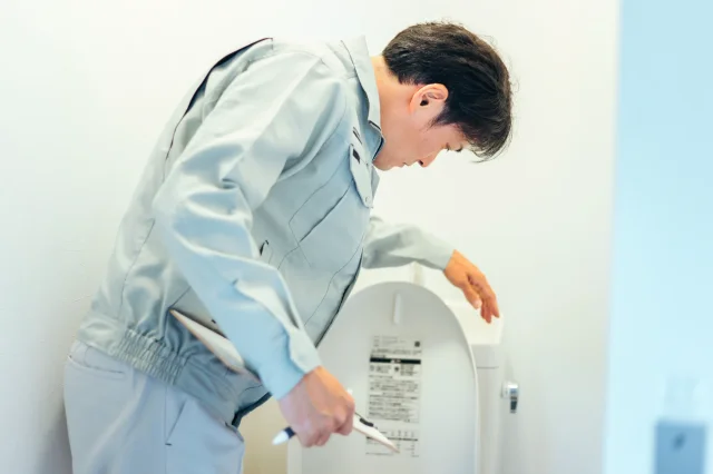 トイレの水が上がってスーッと引くとき自分でできる対処の手順は？
