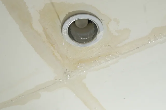上の階から水漏れが起きたら最初に何をすればいい？